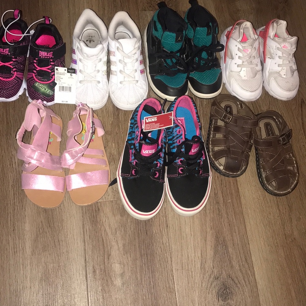 6 pairs of kids shoes